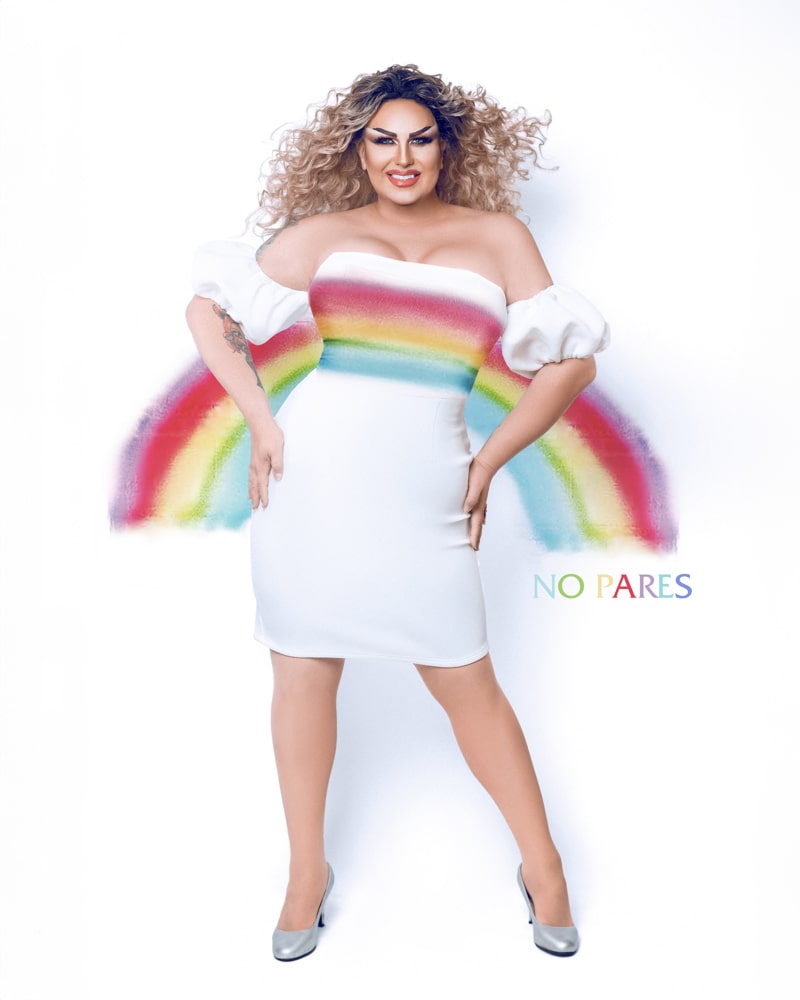 exhuberancia carey con vestido que recuerda a un arco iris