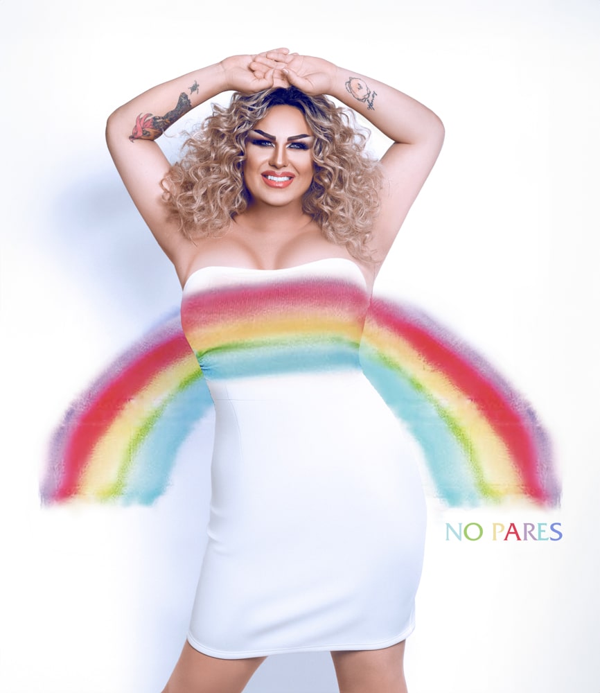 exhuberancia carey con vestido que recuerda a un arco iris